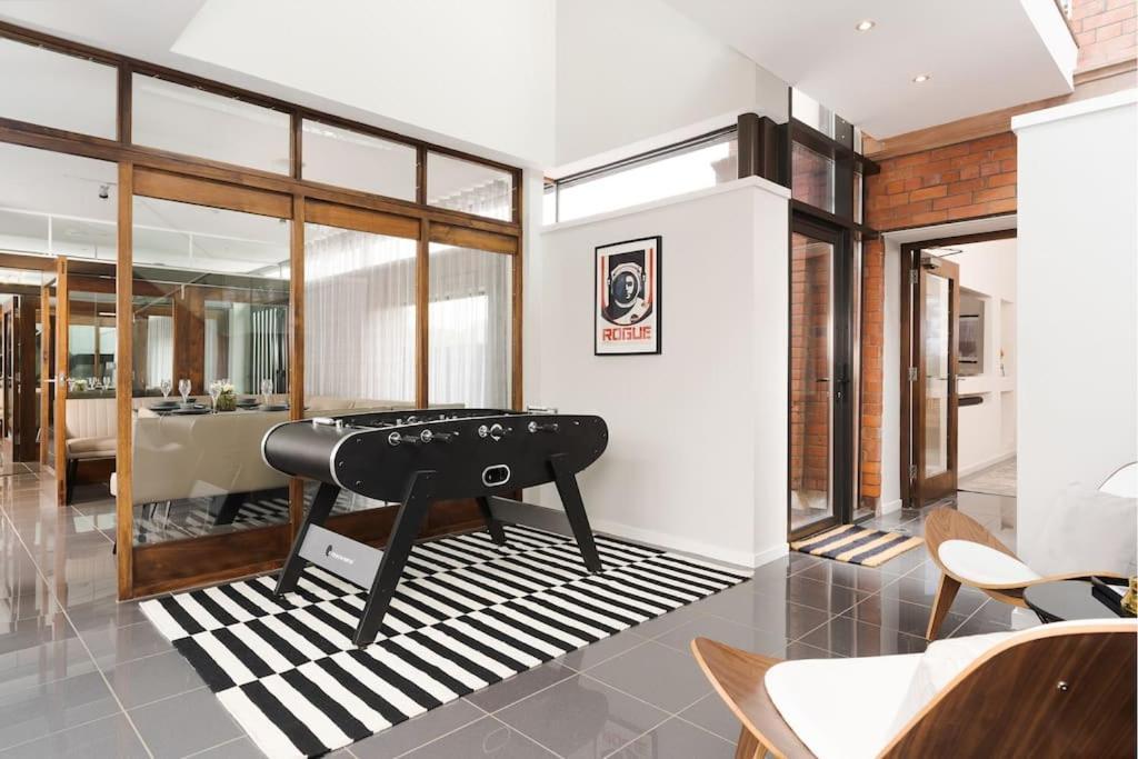 Luxury Water Tower I Roof Bar I Cinema Villa คาร์ดิฟฟ์ ภายนอก รูปภาพ